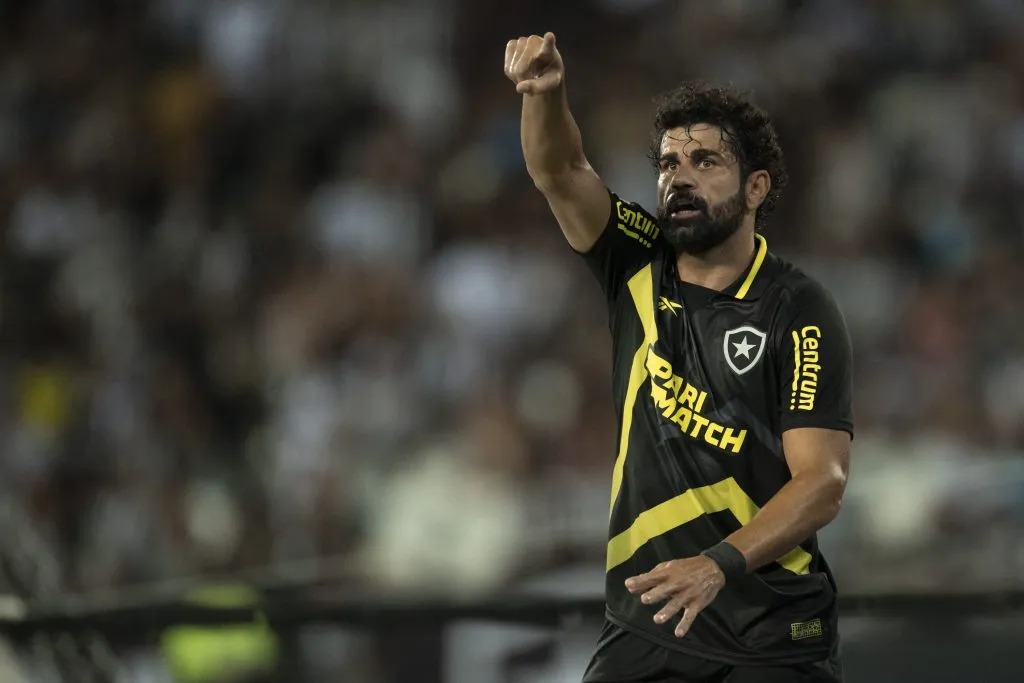 Diego Costa em ação pelo Botafogo. Foto: Jorge Rodrigues/AGIF