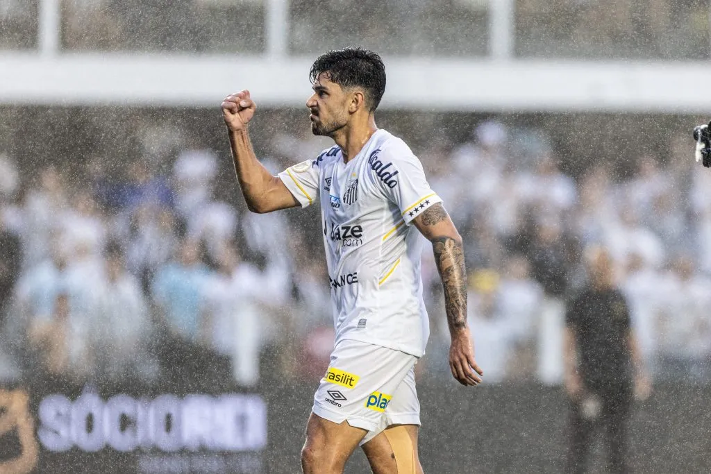 João Basso celebrando em partida pelo Santos. Foto: Abner Dourado/AGIF