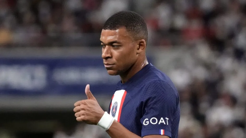 Kylian Mbappé aceita deixar dinheiro no bolso do PSG. Foto: Koji Watanabe/Getty Images