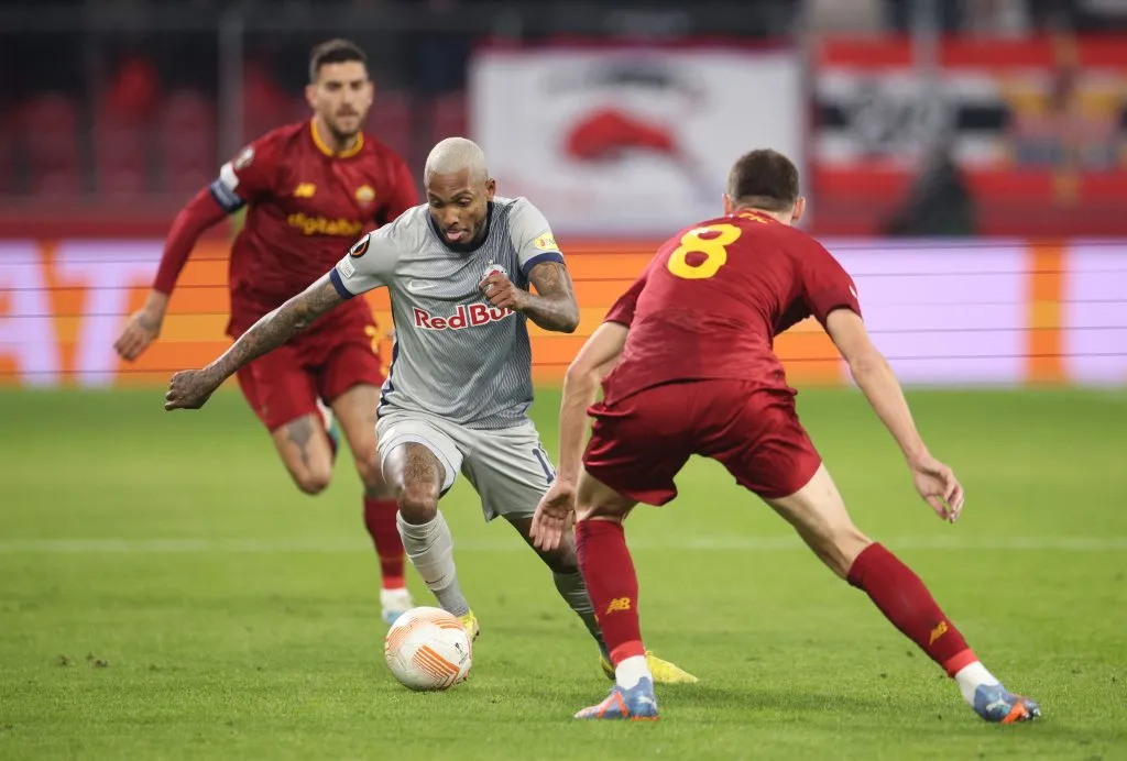 Fernando do FC Salzburg é desafiado por Nemanja Matic da AS Roma durante o jogo da primeira mão dos oitavos de final da UEFA Europa League entre FC Salzburg e AS Roma na Football Arena Salzburg em 16 de fevereiro de 2023 em Salzburgo, Áustria. (Foto: Adam Pretty/Getty Images)