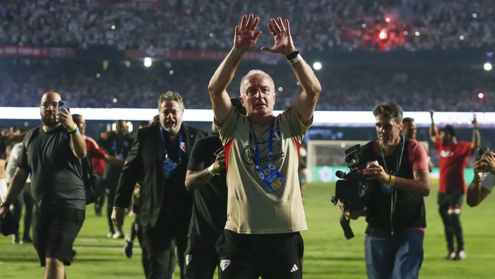 Dorival Júnior celebrando com a torcida do São Paulo. (Photo by Ricardo Moreira/Getty Images)