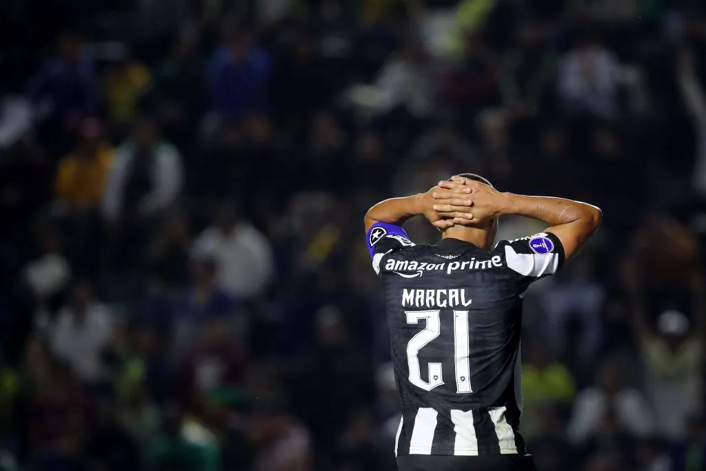 BUENOS AIRES, ARGENTINA – 30 DE AGOSTO: Marçal do Botafogo reage durante partida de volta das quartas de final da Copa Conmebol Sul-Americana 2023 entre Defensa y Justicia e Botafogo, no Estádio Florencio Sola, em 30 de agosto de 2023, em Buenos Aires, Argentina. (Foto: Marcos Brindicci/Getty Images)