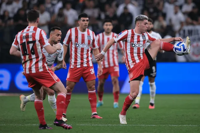 Benjamín Rollheiser em ação contra o Corinthians na Neo Química Arena. Foto: Ettore Chiereguini/AGIF