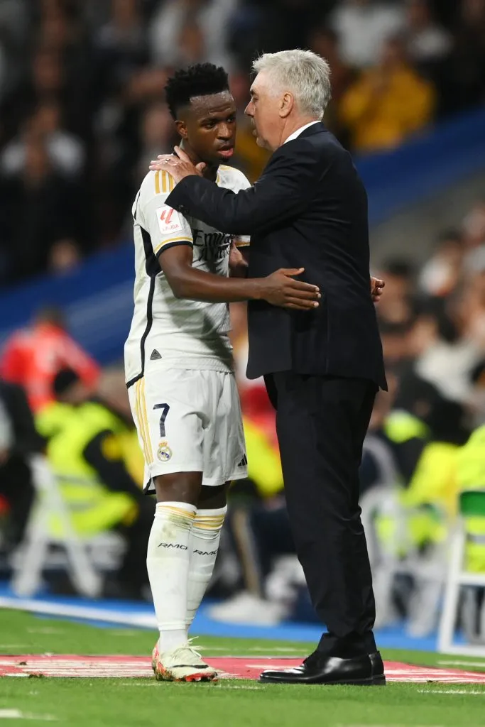 Ancelotti consola Vinícius Júnior. Foto: Denis Doyle/Getty Images