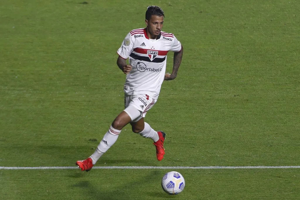 SÃO PAULO, SP (FOLHAPRESS) – 14 DE AGOSTO: Diego Costa, do São Paulo, controla a bola durante a partida entre São Paulo e Grêmio no âmbito do Brasileirão 2021, no Estádio do Morumbi, em 14 de agosto de 2021, em São Paulo. (Foto: Miguel Schincariol/Getty Images)