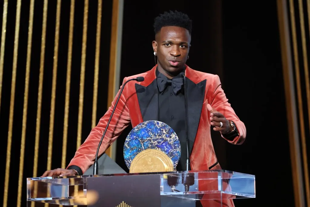 Vinícius Júnior durante cerimônia do “Ballon D’Or”, em Paris. Foto: Pascal Le Segretain/Getty Images