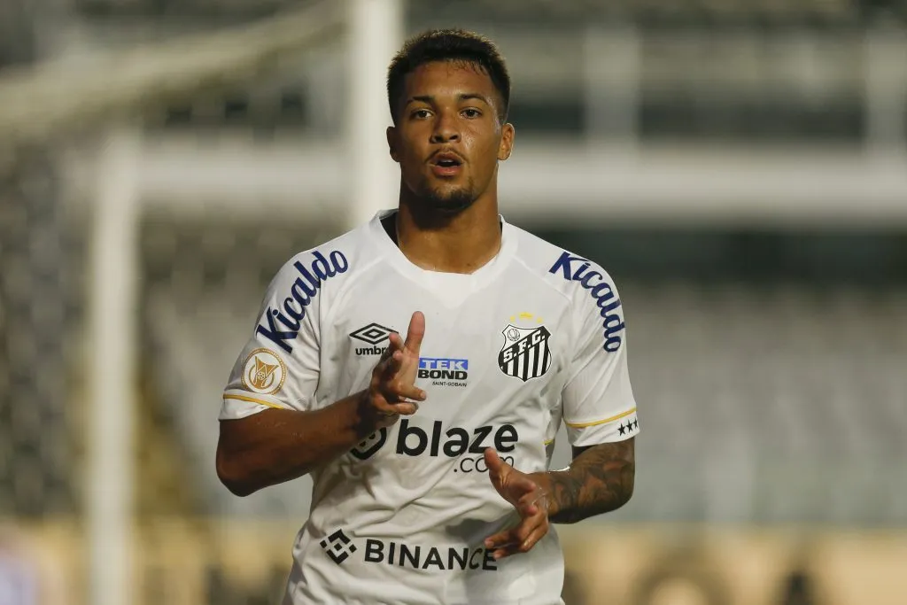 Marcos Leonardo celebrando gol pelo Santos. (Photo by Ricardo Moreira/Getty Images)