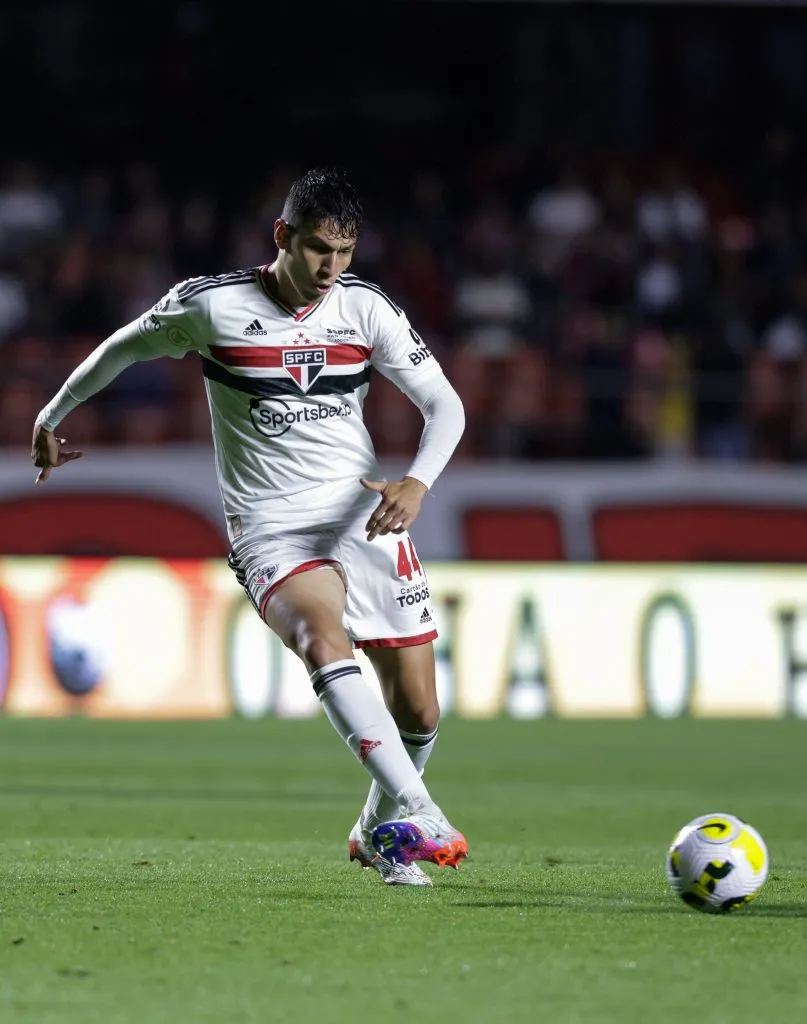 01 DE NOVEMBRO: Ferraresi controla a bola durante a partida entre São Paulo e Atlético Mineiro, no jogo da Série A 2022 do Brasil, no Estádio do Morumbi, no dia 01 de novembro de 2022, em São Paulo. (Foto: Alexandre Schneider/Getty Images)