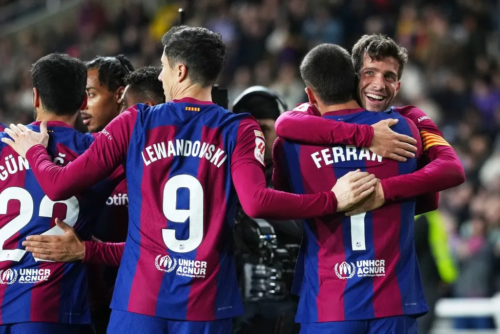Barcelona: Clube tentar se aproximar dos líderes do campeonato (Foto: Alex Caparros/Getty Images)