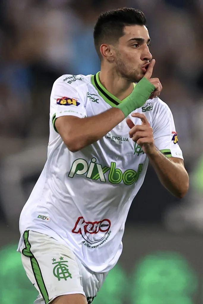 RIO DE JANEIRO, BRASIL – 14 DE JULHO: Pedrinho do América MG comemora após marcar o segundo gol de sua equipe durante partida de volta das oitavas de final da Copa do Brasil 2022 entre Botafogo e América MG, no Estádio Olímpico Nilton Santos, em 14 de julho de 2022, no Rio de Janeiro. (Foto: Buda Mendes/Getty Images)