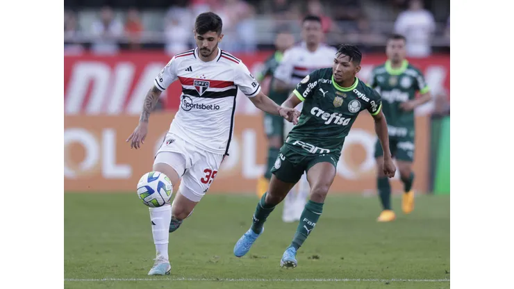 SAO PAULO, BRAZIL - JUNE 11: Lucas Beraldo of Sao Paulo and Rony of Palmeiras fight for the ball during a match between Sao Paulo and Palmeiras as part of Brasileirao Series A 2023 at Morumbi Stadium on June 11, 2023 in Sao Paulo, Brazil. (Photo by Alexandre Schneider/Getty Images)