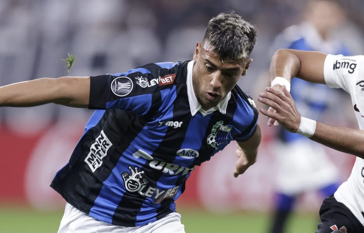 SÃO PAULO, SP (FOLHAPRESS) – 28 DE JUNHO: Luciano Rodríguez, do Liverpool, e Fausto Vera, do Corinthians, disputam a bola durante partida entre Corinthians e Liverpool, pela Copa Conmebol Libertadores 2023, na Arena Corinthians, no dia 28 de junho de 2023, em São Paulo. (Foto: Alexandre Schneider/Getty Images)