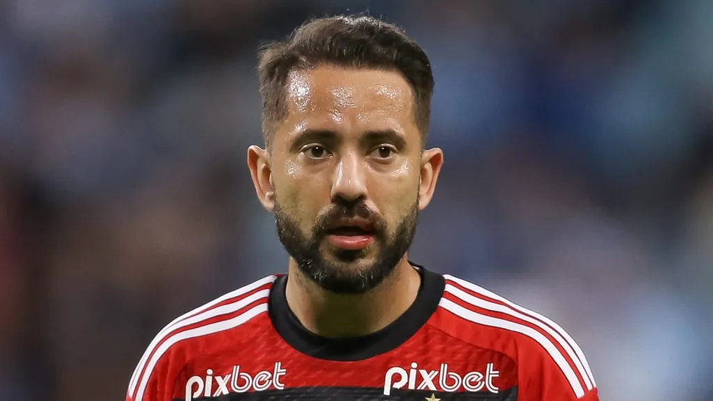 Everton Ribeiro com a camisa do Flamengo (Photo by Pedro H. Tesch/Getty Images)