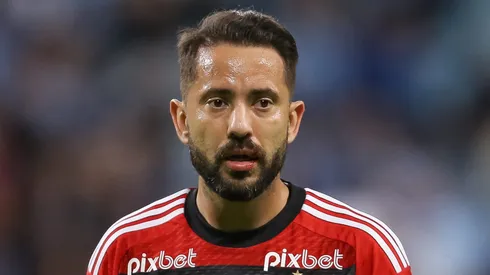 Everton Ribeiro com a camisa do Flamengo (Photo by Pedro H. Tesch/Getty Images)