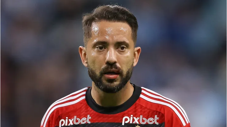 Everton Ribeiro com a camisa do Flamengo (Photo by Pedro H. Tesch/Getty Images)