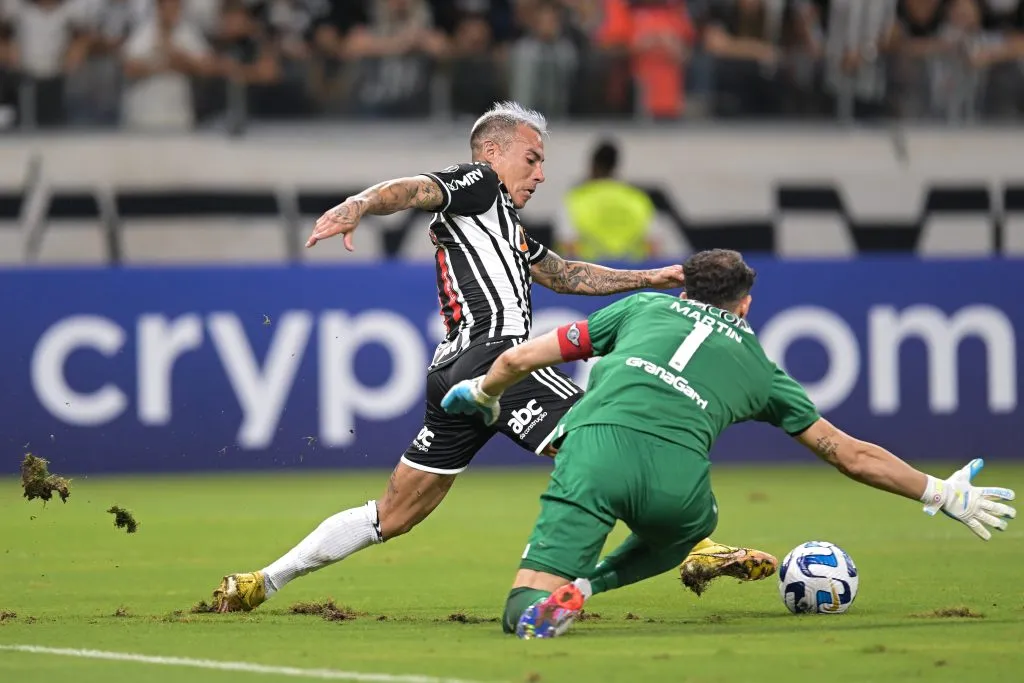Eduardo Vargas em ação contra o Libertad. (Photo by Pedro Vilela/Getty Images)