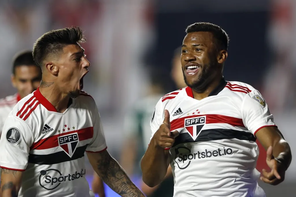 SÃO PAULO, SP (FOLHAPRESS) – 10 DE AGOSTO: Luan Santos (R), do São Paulo, comemora com o companheiro de equipe Emiliano Rigoni (E) após marcar o primeiro gol de sua equipe durante a partida de ida das quartas de final entre São Paulo e Palmeiras, no jogo de ida das quartas de final da Copa Conmebol Libertadores 2021, no Estádio do Morumbi, em 10 de agosto de 2021, em São Paulo. (Foto: Nelson Antoine – Pool/Getty Images)