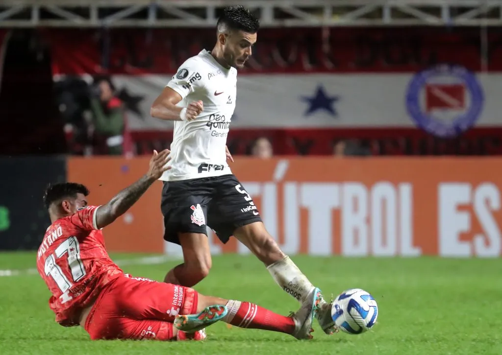 Fausto Vera em ação pelo Corinthians. (Photo by Marcos Brindicci/Getty Images)