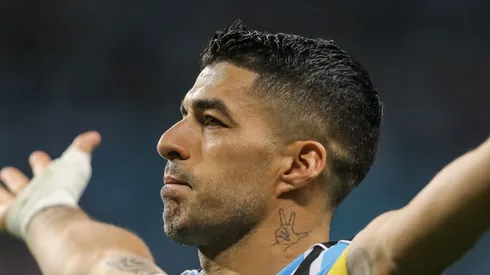 Suárez volta a ser assunto no Grêmio. Foto: Pedro H. Tesch/Getty Images