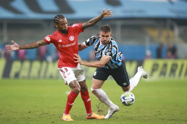 Luiz Adriano em ação contra o Grêmio. (Photo by Fernando Alves/Getty Images)