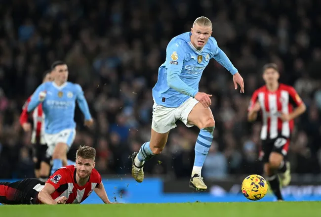 Erling Haaland contra o Brentford. (Photo by Shaun Botterill/Getty Images)