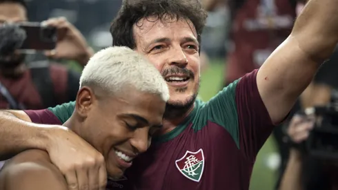 John Kennedy jogador do Fluminense comemora titulo com Fernando Diniz tecnico da sua equipe apos a partida contra o Boca Juniors no estadio Maracana pelo campeonato Libertadores 2023. Foto: Jorge Rodrigues/AGIF