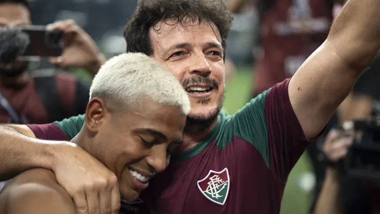 John Kennedy jogador do Fluminense comemora titulo com Fernando Diniz tecnico da sua equipe apos a partida contra o Boca Juniors no estadio Maracana pelo campeonato Libertadores 2023. Foto: Jorge Rodrigues/AGIF