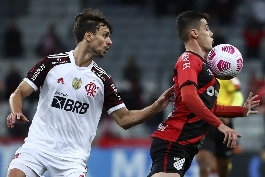 Zagueiro enfrentando o Athletico Paranaense (Photo by Buda Mendes/Getty Images)