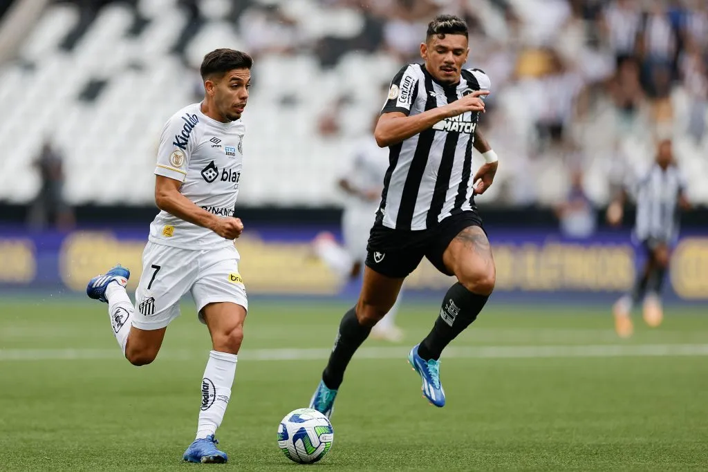 Tiquinho Soares contra o Santos. (Photo by Buda Mendes/Getty Images)