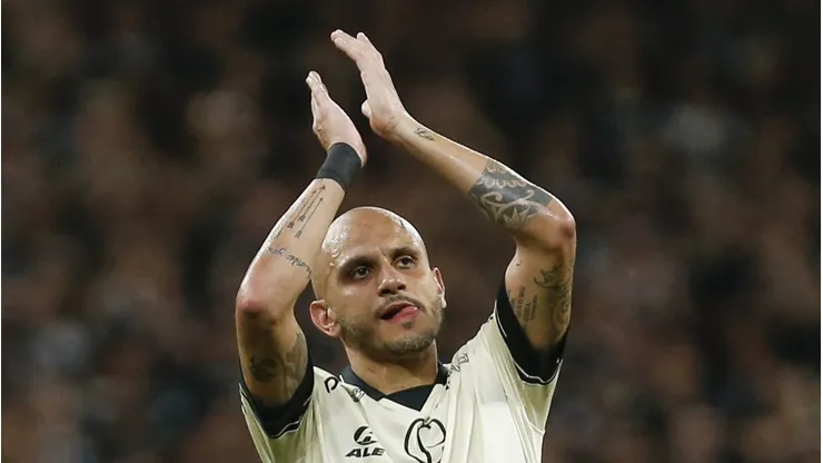Fábio Santos conta bastidores de Vítor Pereira no Corinthians. Foto: Ricardo Moreira/Getty Images
