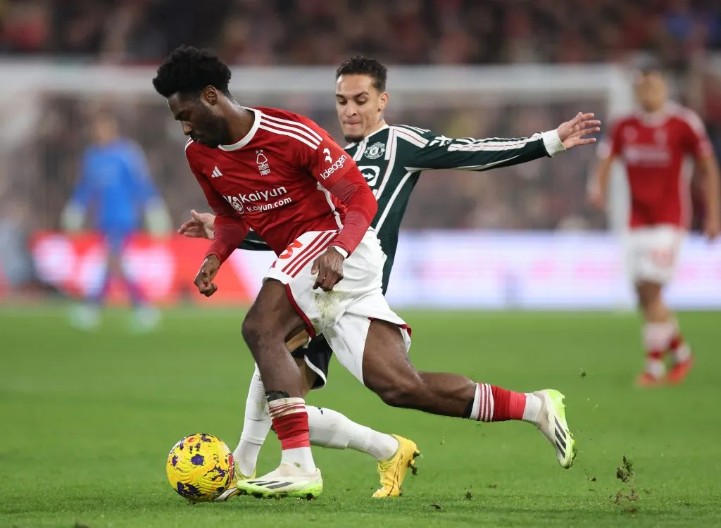 Ola Aina e Antony disputam bola no último confronto entre Nottingham Forest e Manchester United, pela Premier League (Foto: Catherine Ivill/Getty Images)