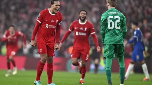 Virgil Van Dijk e Caoimhin Kelleher comemoram pelo Liverpool em Wembley após o título da Copa da Liga Inglesa, diante do Chelsea (Foto: Mike Hewitt/Getty Images)