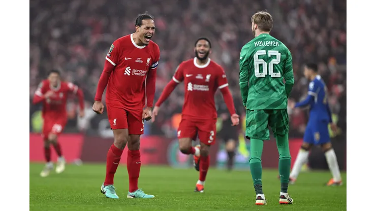 Virgil Van Dijk e Caoimhin Kelleher comemoram pelo Liverpool em Wembley após o título da Copa da Liga Inglesa, diante do Chelsea (Foto: Mike Hewitt/Getty Images)