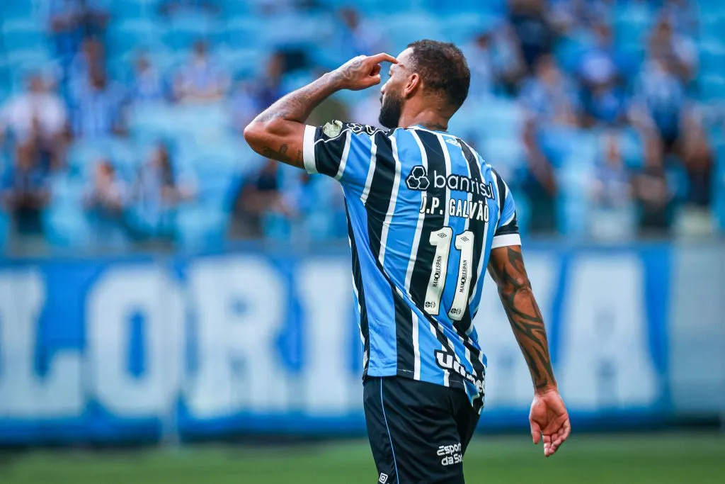 RS – PORTO ALEGRE – 17/02/2024 – GAUCHO 2024, GREMIO X SANTA CRUZ-RS – JP Galvao jogador do Gremio comemora seu gol durante partida contra o Santa Cruz-RS no estadio Arena do Gremio pelo campeonato Gaucho 2024. Foto: Maxi Franzoi/AGIF