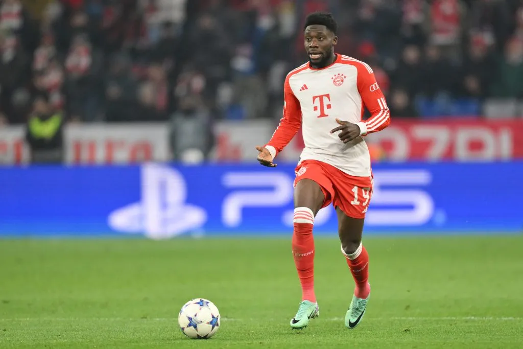 Davies em ação pelo Bayern (Photo by Sebastian Widmann/Getty Images)