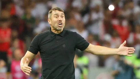 Coudet saiu em defesa do lateral (Foto: Ricardo Duarte/Inter/Divulgação)