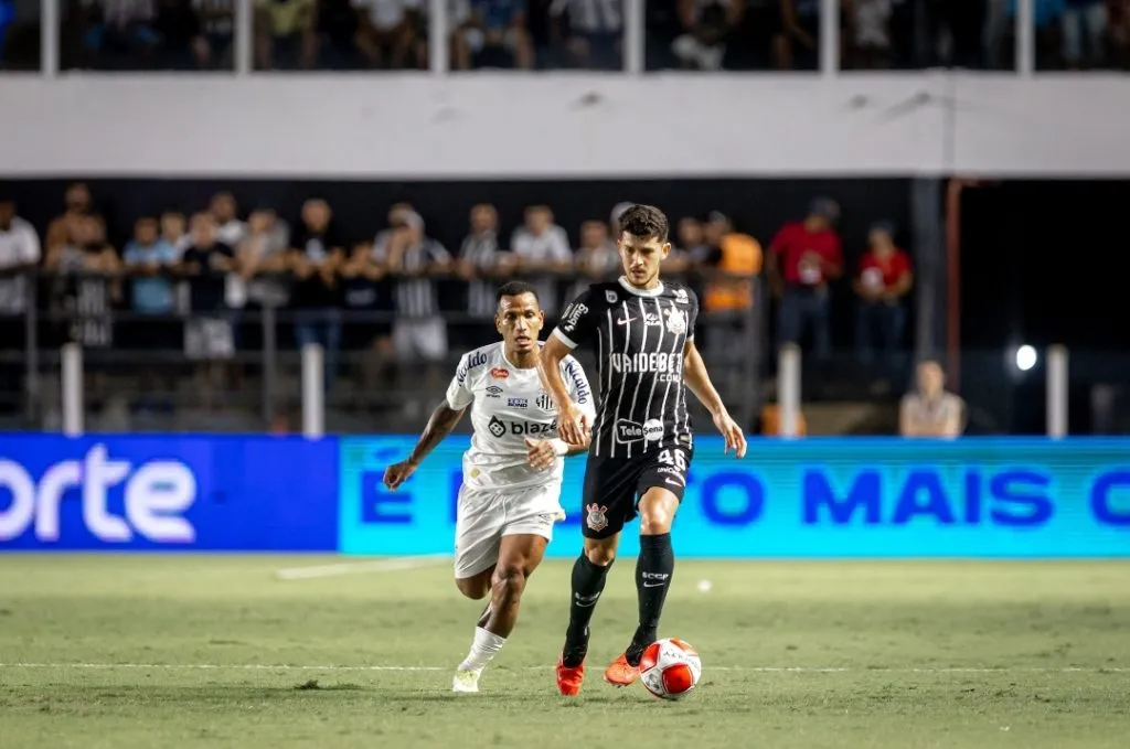 Hugo em partida contra o Santos. (Foto: Leonardo Lima/AGIF)