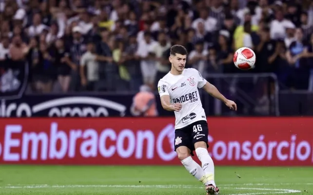 Hugo em ação pelo Corinthians. (Foto: Marcello Zambrana/AGIF)
