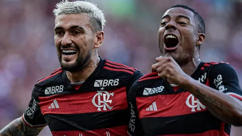 Arrascaeta e De La Cruz vibram após gol do Flamengo – Foto: Thiago Ribeiro/AGIF