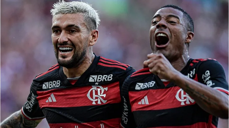 Arrascaeta e De La Cruz vibram após gol do Flamengo - Foto: Thiago Ribeiro/AGIF