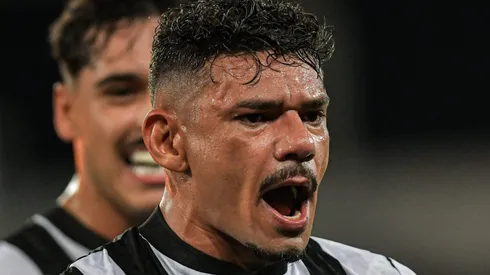 Rival do Botafogo pode avançar pela contratação de Tiquinho Soares. Foto: Thiago Ribeiro/AGIF