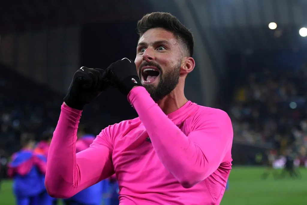 Giroud pelo Milan. (Photo by Alessandro Sabattini/Getty Images)