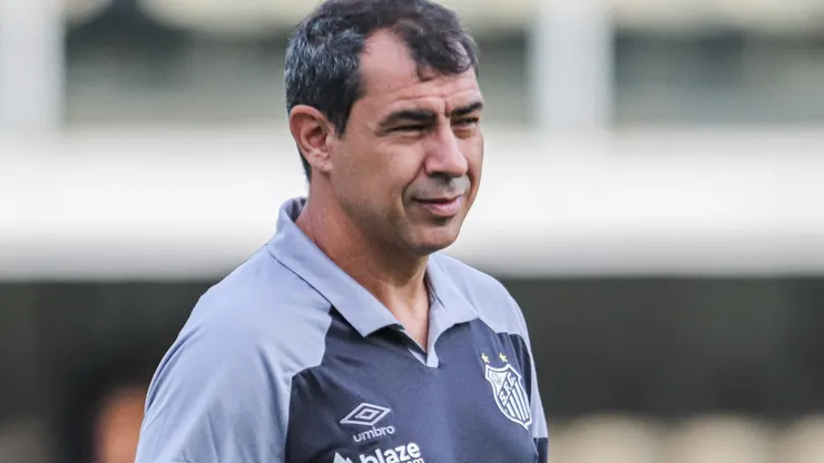 Fabio Carille técnico do Santos antes da partida contra o Corinthians no estádio Vila Belmiro pelo campeonato Paulista 2024. Foto: Reinaldo Campos/AGIF
