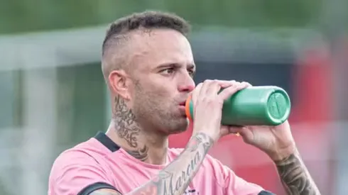 Ex-Grêmio, Luan vestiu a camisa do Vitória pela 1ª vez em uma partida oficial (Foto: Victor Ferreira/EC Vitória/Divulgação)