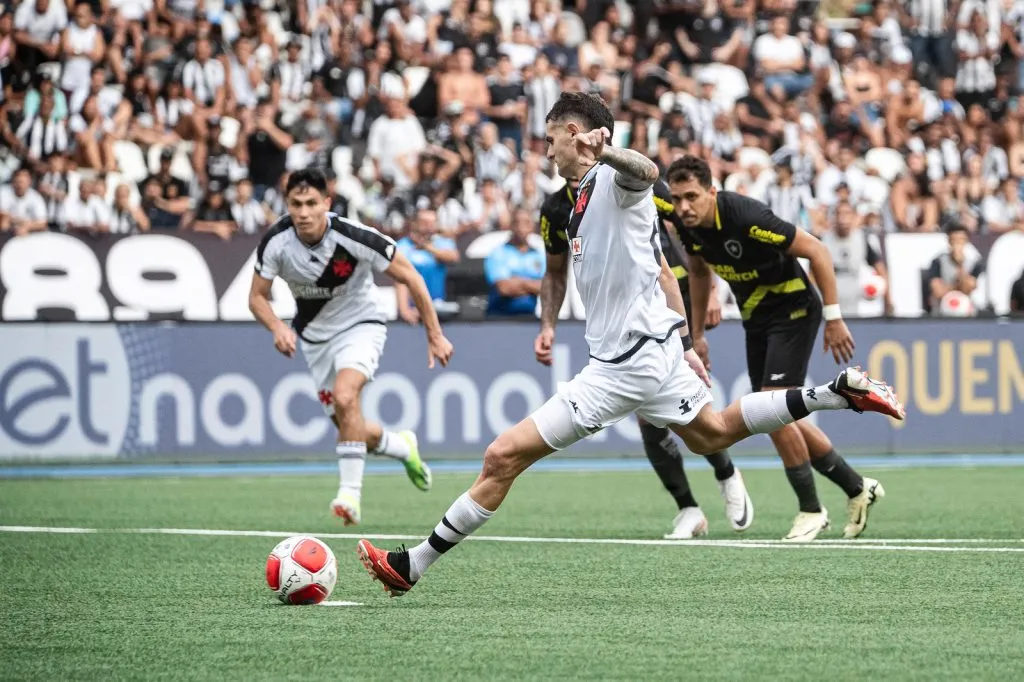 Vegetti marca de pênalti contra o Botafogo. Foto: Leandro Amorim/Vasco