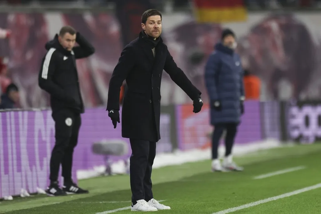 Xabi Alonso sob o comando do Bayer Leverkusen. (Photo by Maja Hitij/Getty Images)