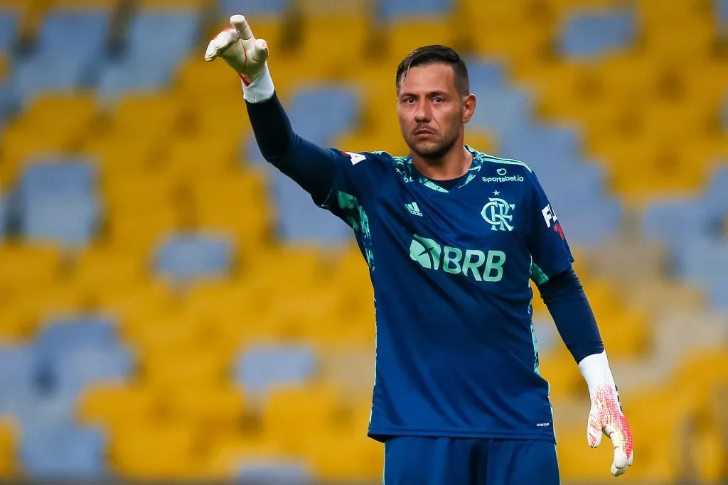 Diego Alves pelo Flamengo no Maracanã. (Photo by Buda Mendes/Getty Images)
