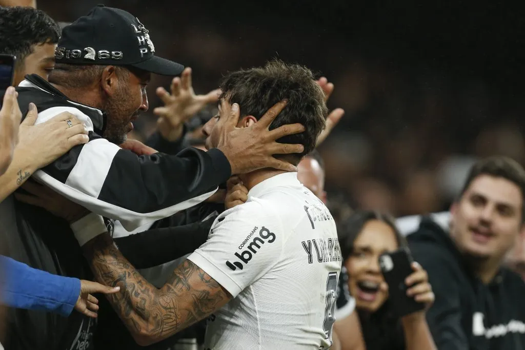 Yuri Alberto celebrando gol com a Fiel. (Photo by Ricardo Moreira/Getty Images)