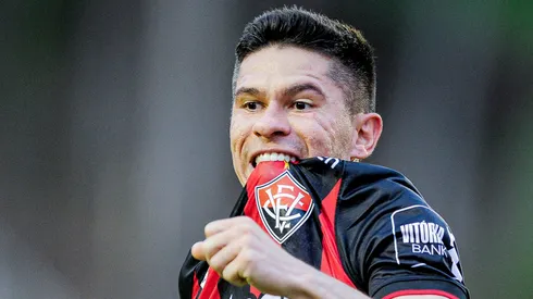 BA – SALVADOR – 18/02/2024 – BAIANO 2024, VITORIA X BAHIA – Osvaldo jogador do Vitoria comemora seu gol com jogadores do seu time durante partida contra o Bahia no estadio Barradao pelo campeonato Baiano 2024. Foto: Jhony Pinho/AGIF
