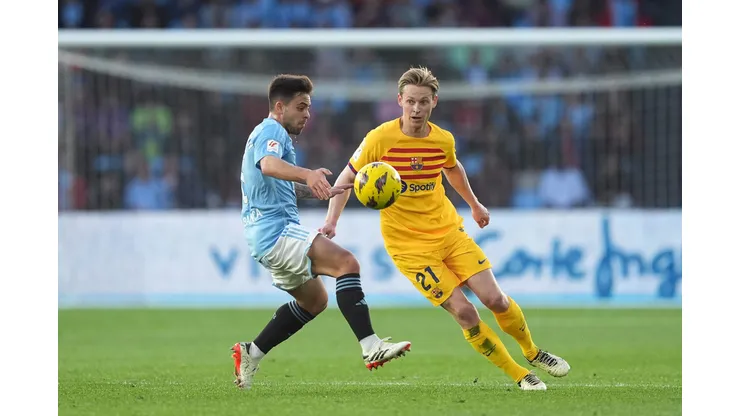 Frenkie de Jong em campo pelo Barcelona contra o Celta, por La Liga, no estádio Balaídos (Foto: Juan Manuel Serrano Arce/Getty Images)